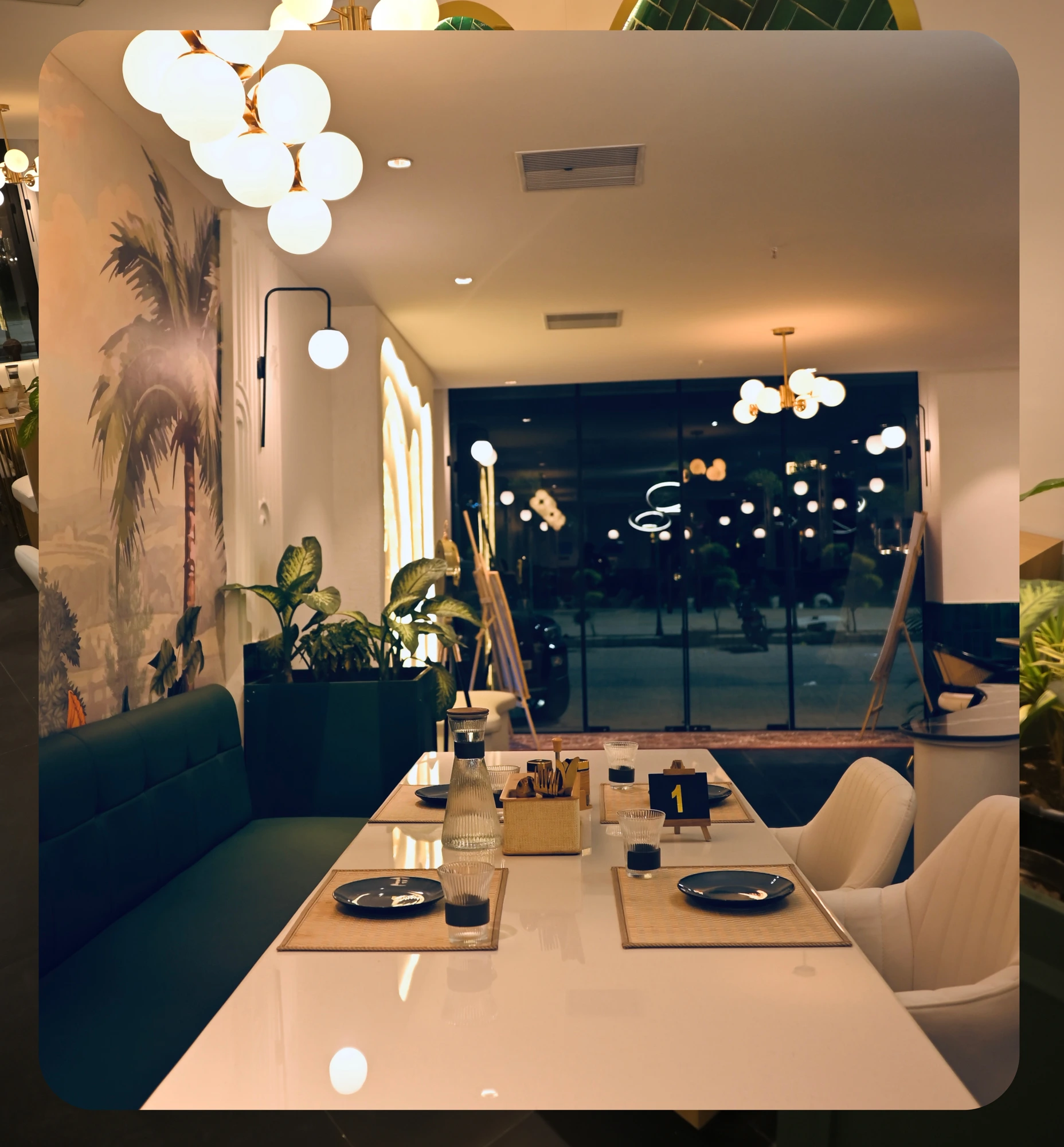 Royal Wow Meals dining room